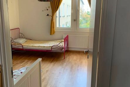 Stort möblerat rum uthyres i Bredäng